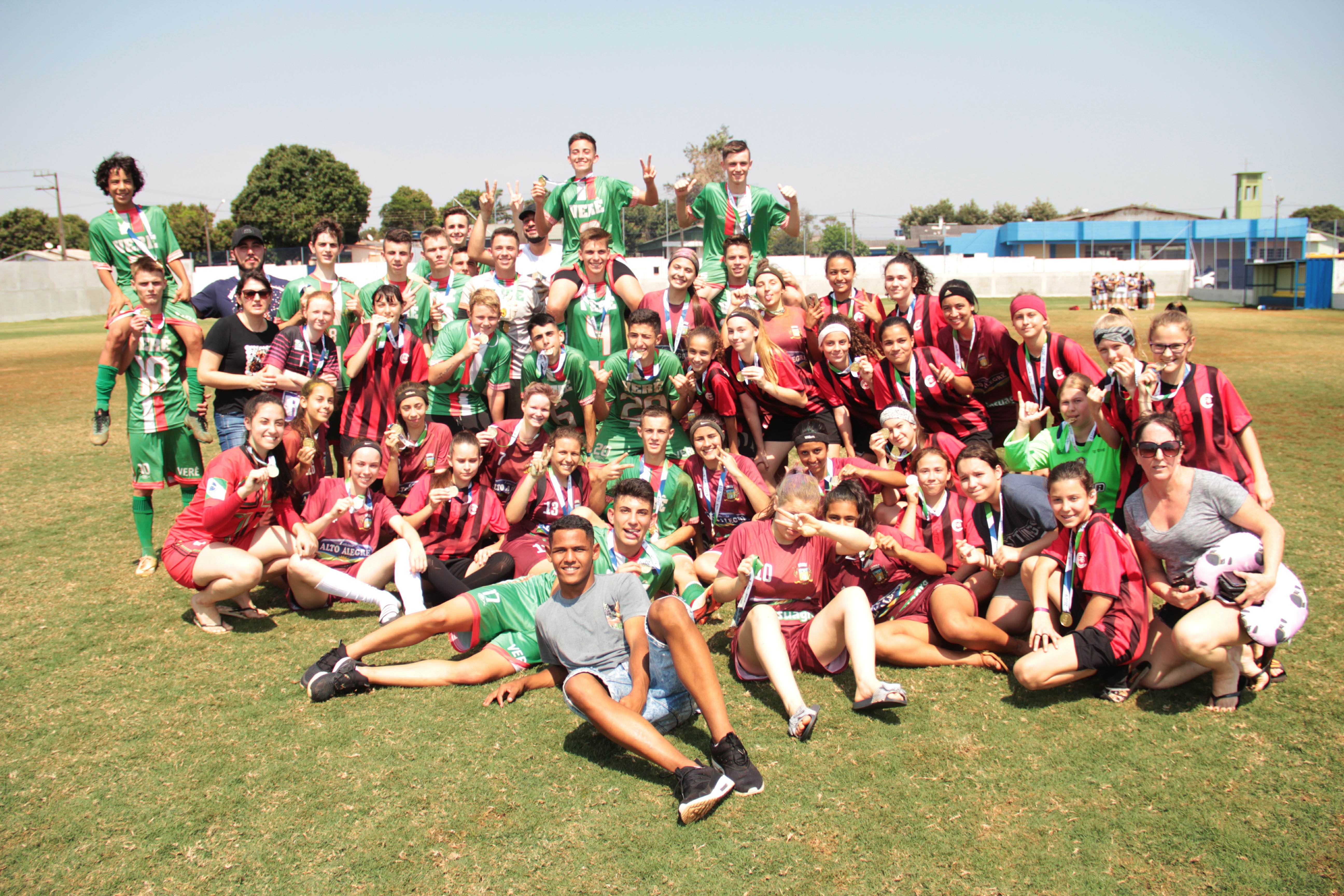 Equipes do Colégio Arnaldo Busato, do Verê, que levaram três troféus para casa na fase regional.