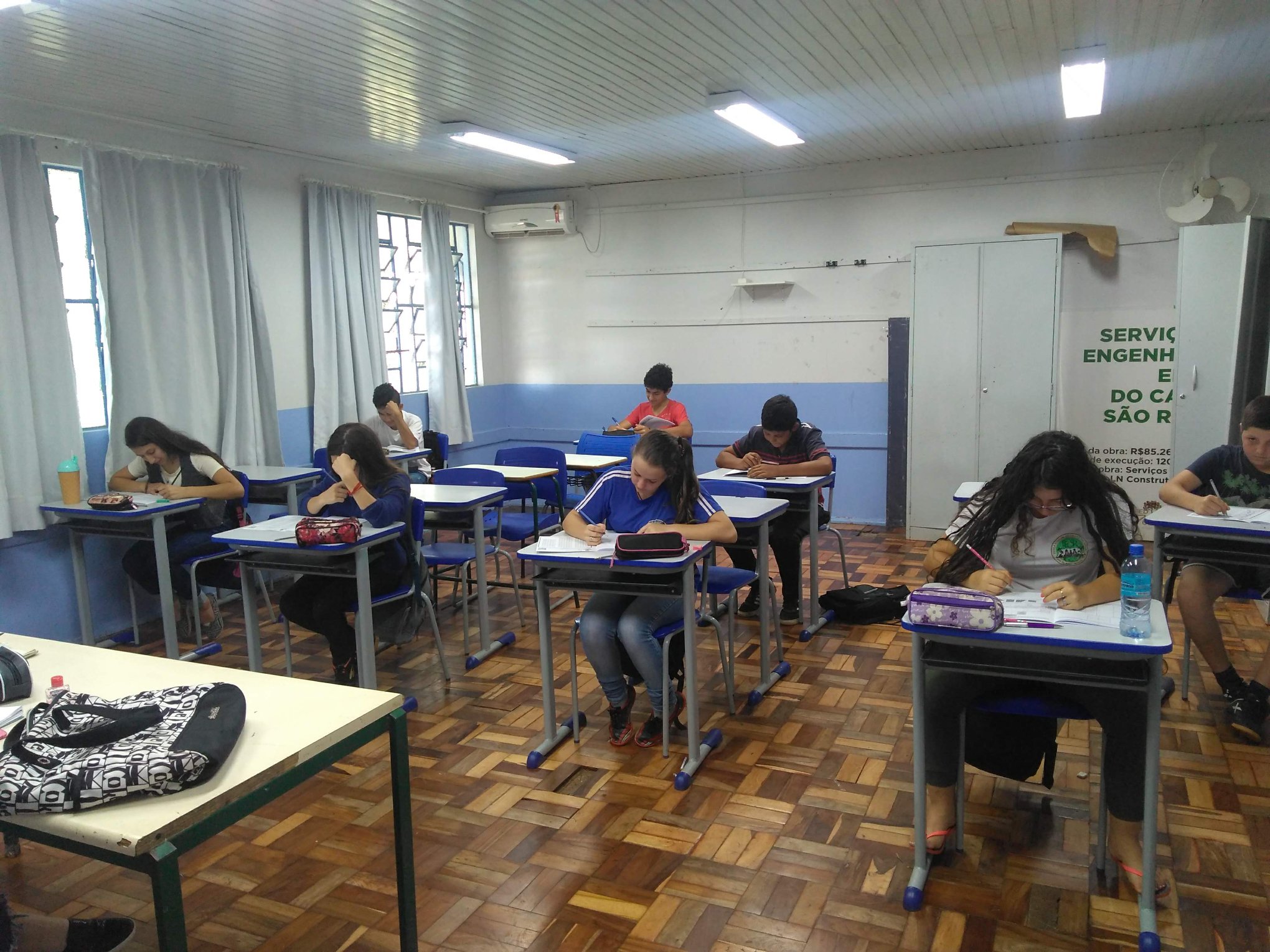Alunos fazem a prova na Escola Estadual do Campo São Roque, de Barracão.