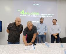 Evento de assinatura de obras e entrega de notebooks e headsets