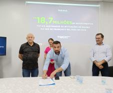 Evento de assinatura de obras e entrega de notebooks e headsets