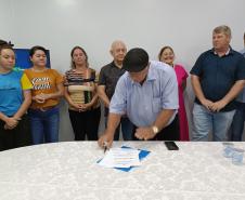 Evento de assinatura de obras e entrega de notebooks e headsets
