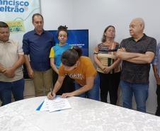 Evento de assinatura de obras e entrega de notebooks e headsets