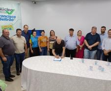 Evento de assinatura de obras e entrega de notebooks e headsets