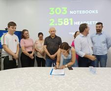 Evento de assinatura de obras e entrega de notebooks e headsets