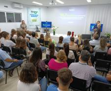 Evento de assinatura de obras e entrega de notebooks e headsets