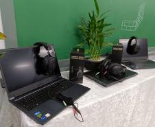 Evento de assinatura de obras e entrega de notebooks e headsets