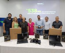 Evento de assinatura de obras e entrega de notebooks e headsets