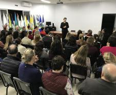 A professora Lurdinha Bertani, chefe do NRE, abre a reunião com funcionários nesta sexta-feira (06/09/19).