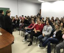 Professora Lurdinha Bertani e o deputado Wilmar Reichembach falam aos funcionários do NRE.