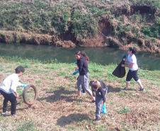 Outra atividade proposta foi recolher o lixo no Rio Lonquiador próximo à escola.