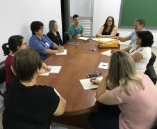 Jornalista Ivo Pegoraro, do JdeB, entrega os trabalhos aos jurados.
