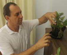O assistente técnico Paulo Henrique Schwalm também verificou os pratinhos de plantas de sua sala.