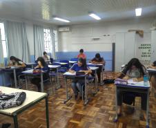 Alunos fazem a prova na Escola Estadual do Campo São Roque, de Barracão.