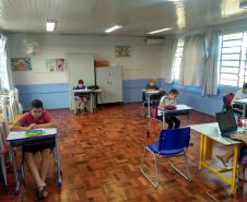 Alunos fazem a prova na Escola Estadual do Campo São Roque, de Barracão.