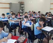 Alunos da Escola Municipal Maria Basso Delani, de Francisco Beltrão, durante a Prova Paraná.