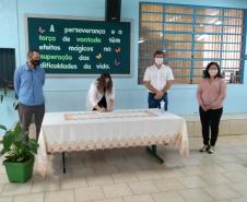 Fabiano Bedin, responsável pela empresa que executará a obra, Diani Picoli, diretora, Moacir Fiamoncini, prefeito, e Marizete Senkovski, diretora auxiliar, no ato da assinatura do contrato.