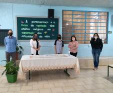 Fabiano Bedin, responsável pela empresa que executará a obra, Diani Picoli, diretora, Shara Trindade, presidente do Grêmio Estudantil, Marizete Senkovski, diretora auxiliar, e Erica do Nascimento, vereadora e documentadora escolar do NRE.