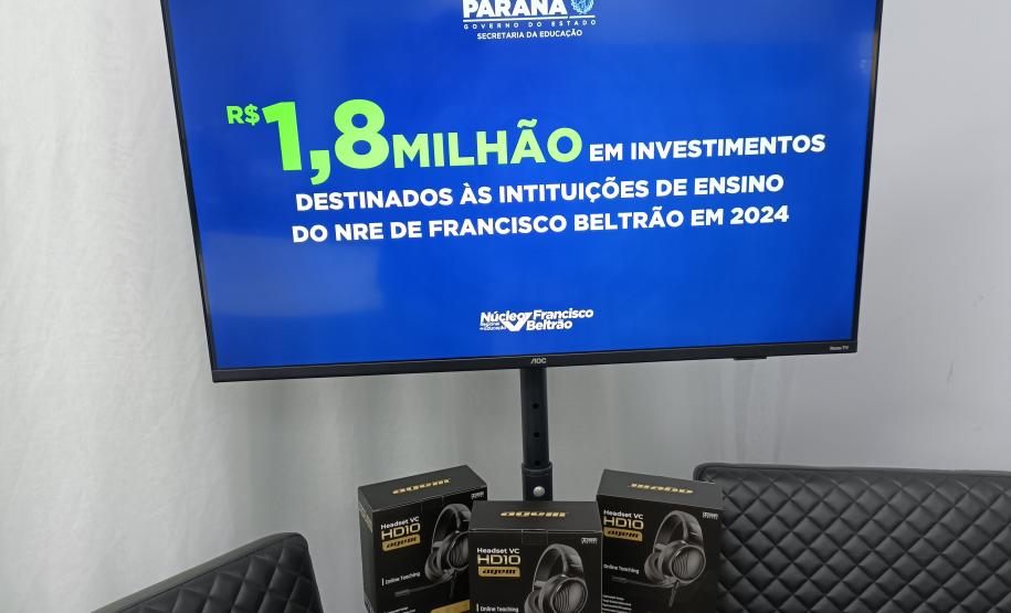 Evento de assinatura de obras e entrega de notebooks e headsets
