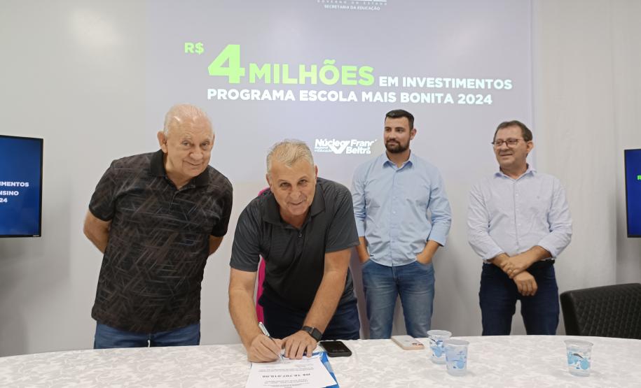 Evento de assinatura de obras e entrega de notebooks e headsets