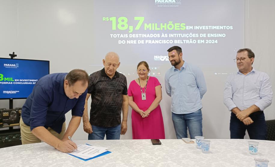 Evento de assinatura de obras e entrega de notebooks e headsets