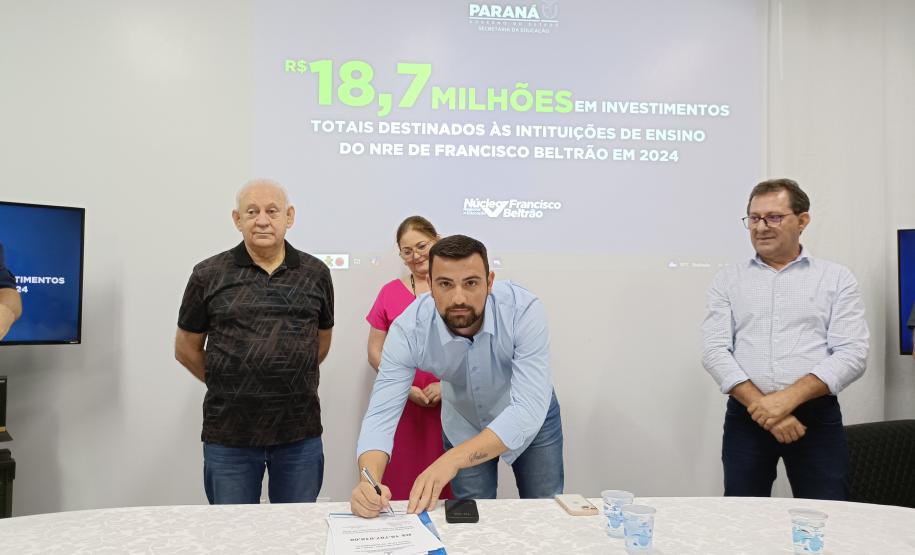 Evento de assinatura de obras e entrega de notebooks e headsets