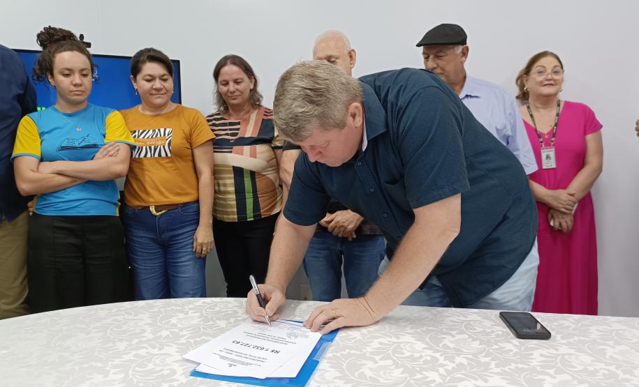 Evento de assinatura de obras e entrega de notebooks e headsets