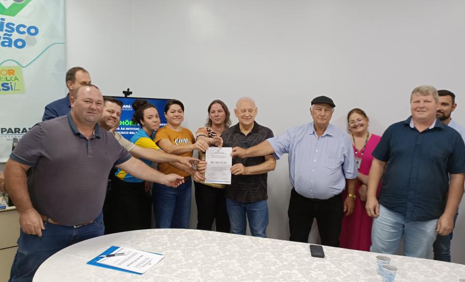 Evento de assinatura de obras e entrega de notebooks e headsets