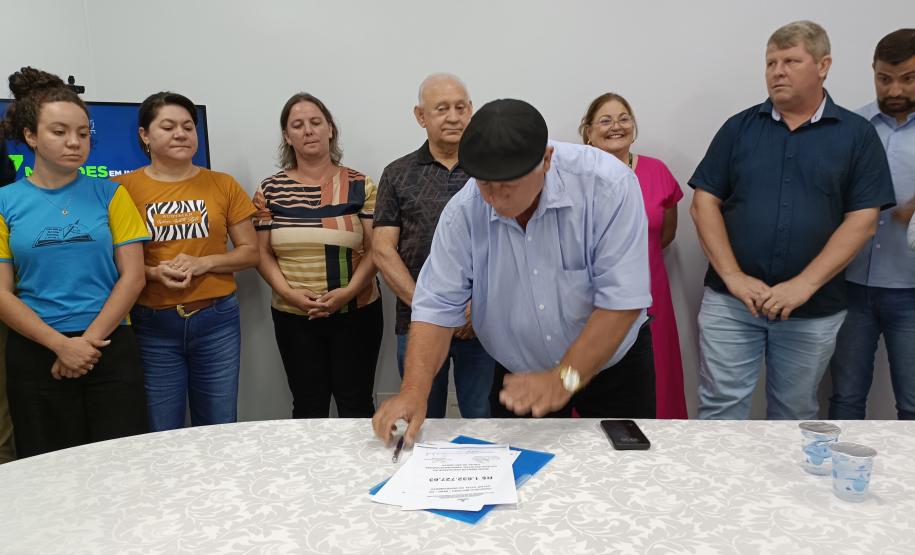 Evento de assinatura de obras e entrega de notebooks e headsets