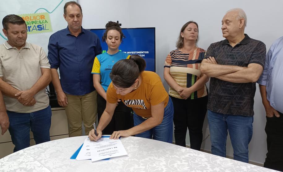 Evento de assinatura de obras e entrega de notebooks e headsets