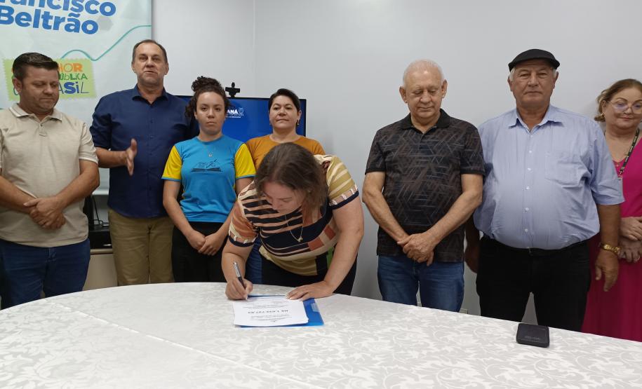 Evento de assinatura de obras e entrega de notebooks e headsets