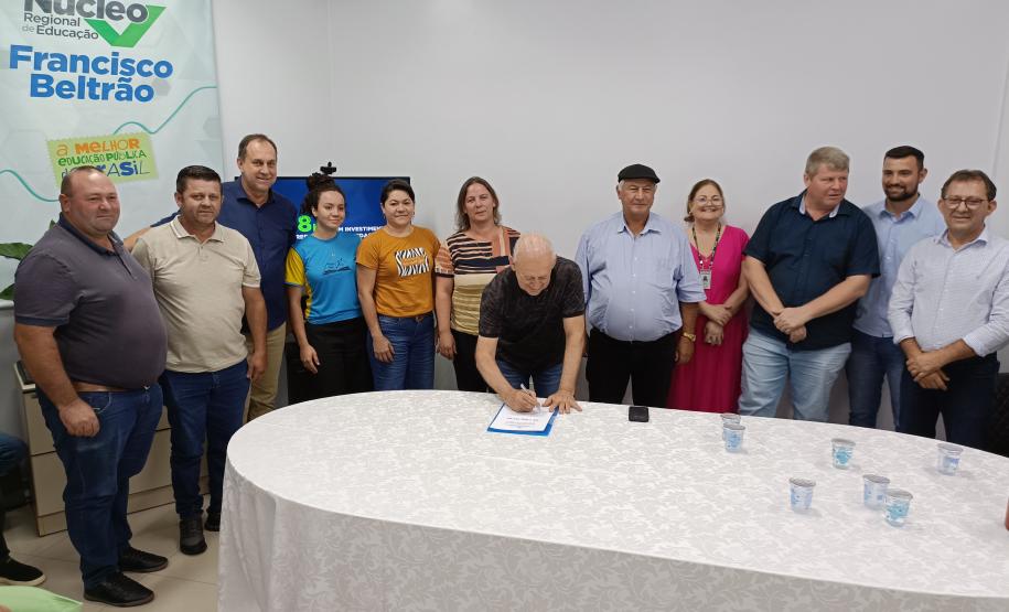 Evento de assinatura de obras e entrega de notebooks e headsets