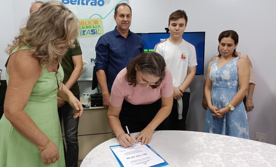 Evento de assinatura de obras e entrega de notebooks e headsets