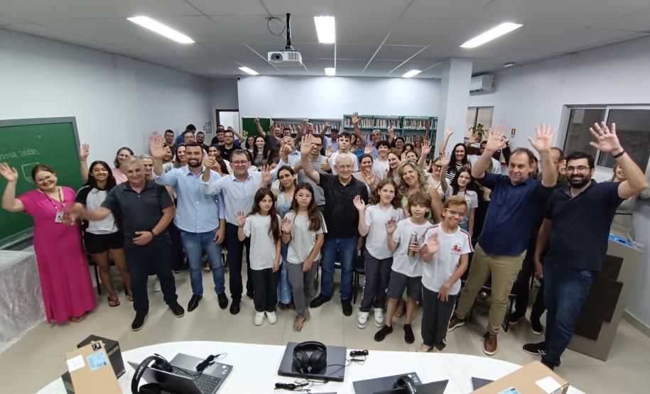 Evento de assinatura de obras e entrega de notebooks e headsets