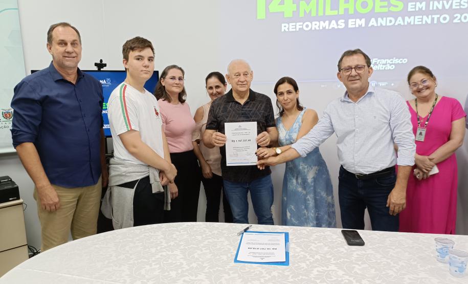 Evento de assinatura de obras e entrega de notebooks e headsets