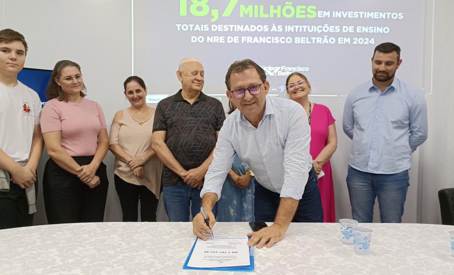 Evento de assinatura de obras e entrega de notebooks e headsets