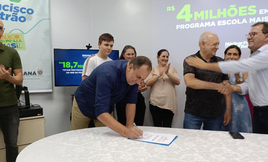 Evento de assinatura de obras e entrega de notebooks e headsets