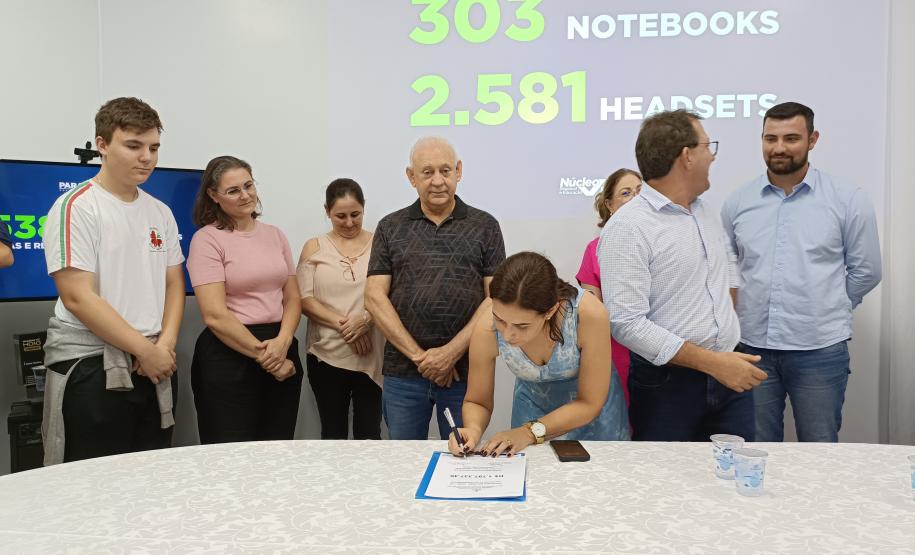 Evento de assinatura de obras e entrega de notebooks e headsets