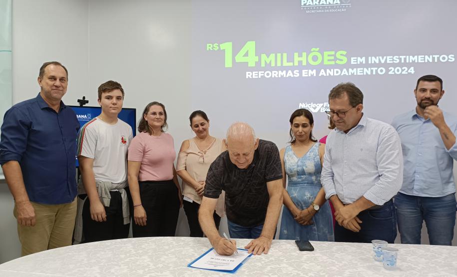 Evento de assinatura de obras e entrega de notebooks e headsets