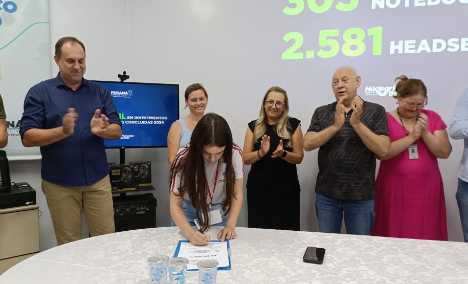 Evento de assinatura de obras e entrega de notebooks e headsets