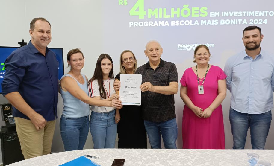 Evento de assinatura de obras e entrega de notebooks e headsets