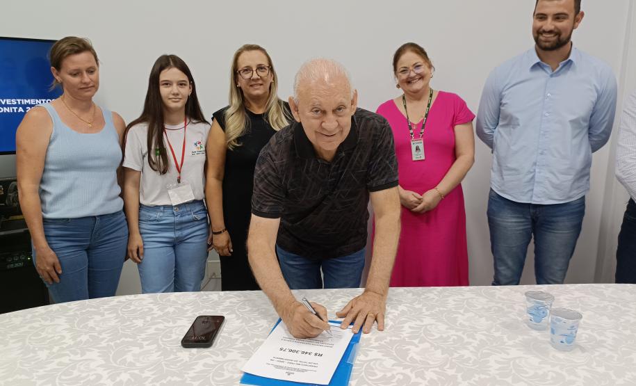 Evento de assinatura de obras e entrega de notebooks e headsets