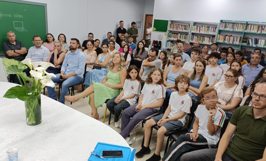 Evento de assinatura de obras e entrega de notebooks e headsets