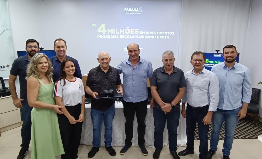 Evento de assinatura de obras e entrega de notebooks e headsets