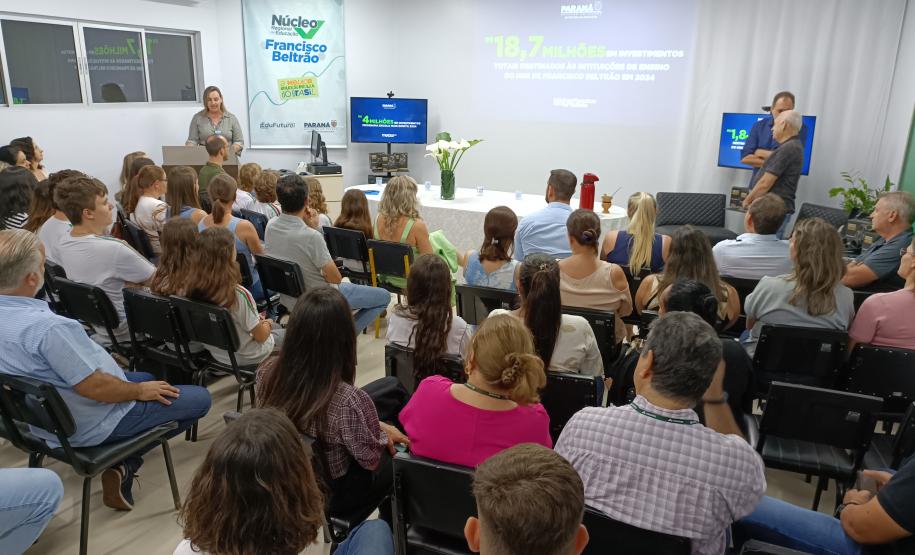 Evento de assinatura de obras e entrega de notebooks e headsets