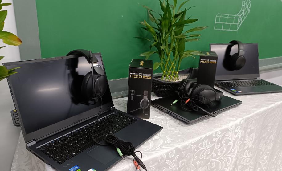 Evento de assinatura de obras e entrega de notebooks e headsets