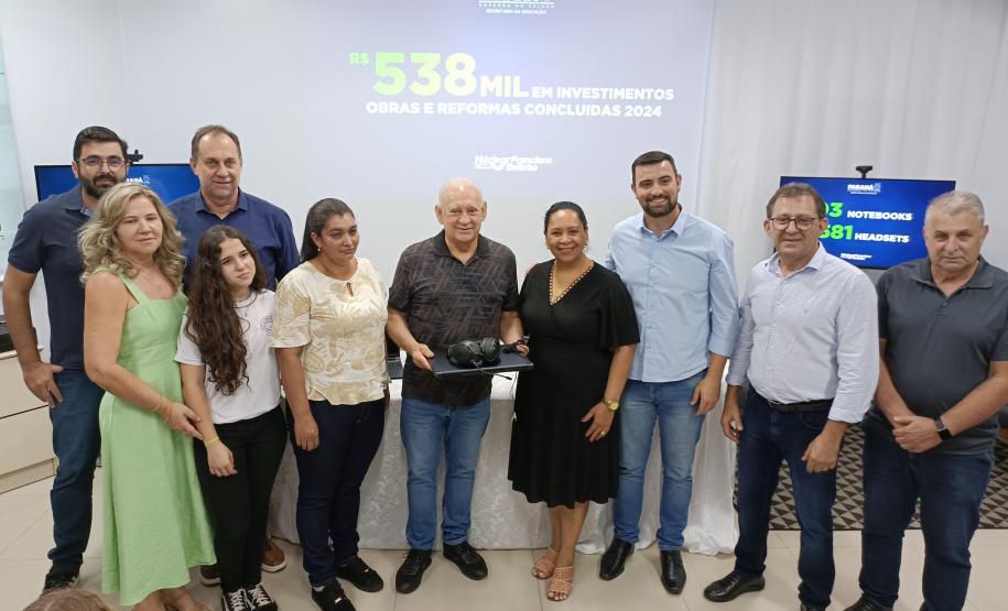 Evento de assinatura de obras e entrega de notebooks e headsets