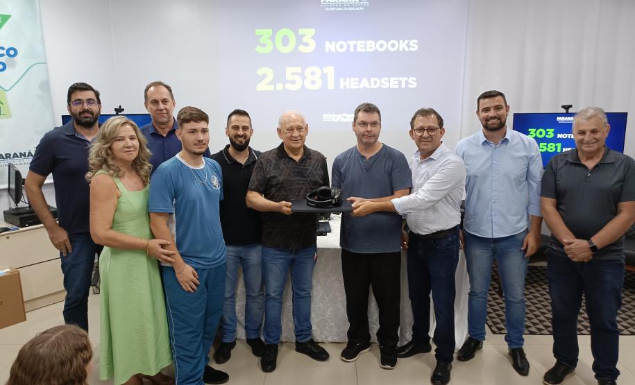 Evento de assinatura de obras e entrega de notebooks e headsets