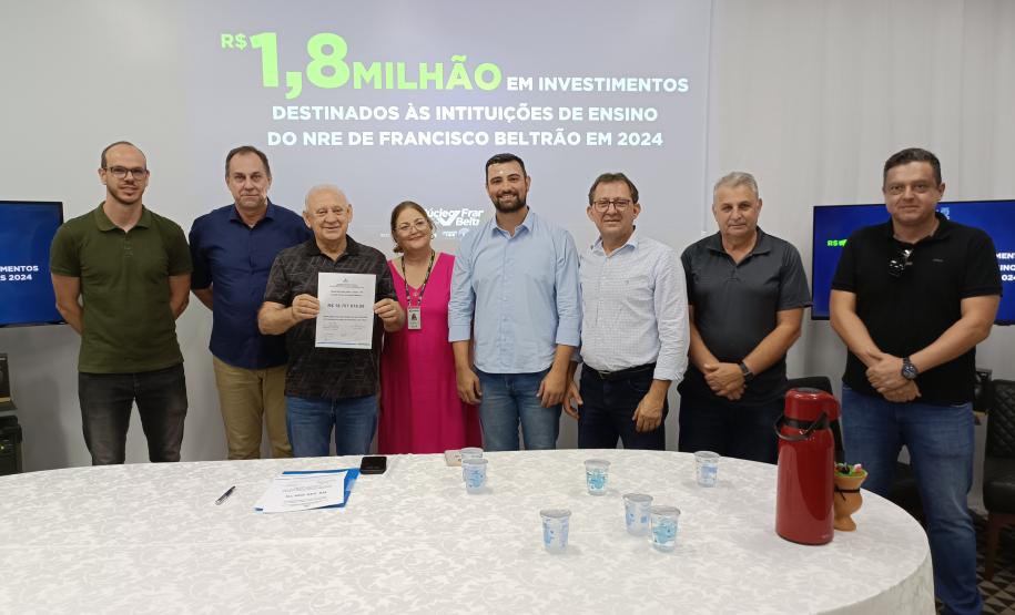 Evento de assinatura de obras e entrega de notebooks e headsets