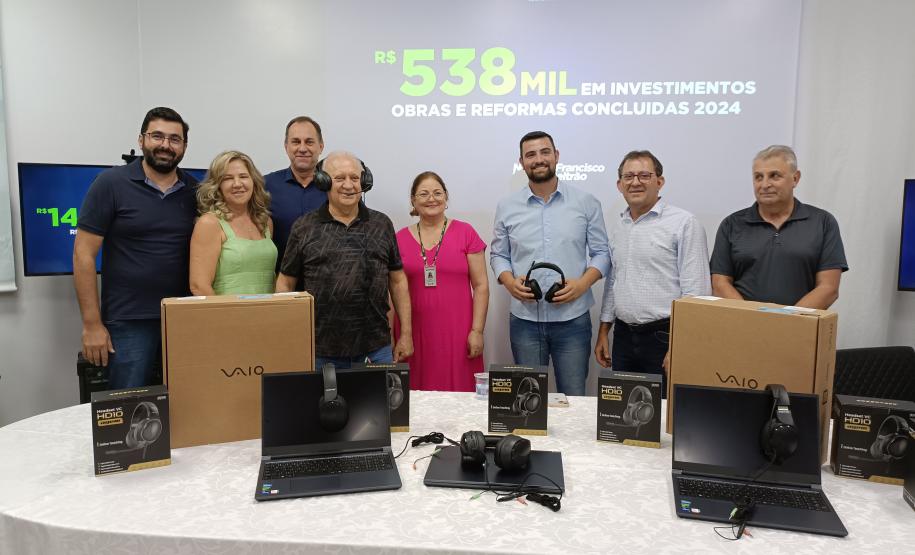 Evento de assinatura de obras e entrega de notebooks e headsets