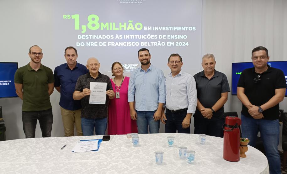 Evento de assinatura de obras e entrega de notebooks e headsets